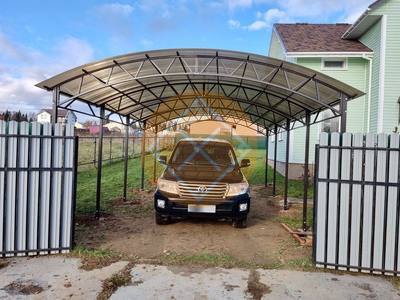 Навес для машины с кровлей из поликарбоната