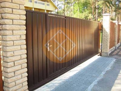 Откатные ворота из профнастила с калиткой